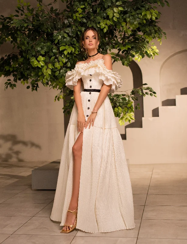 Exquisite Off-Shoulder White Dress with a Unique Collar